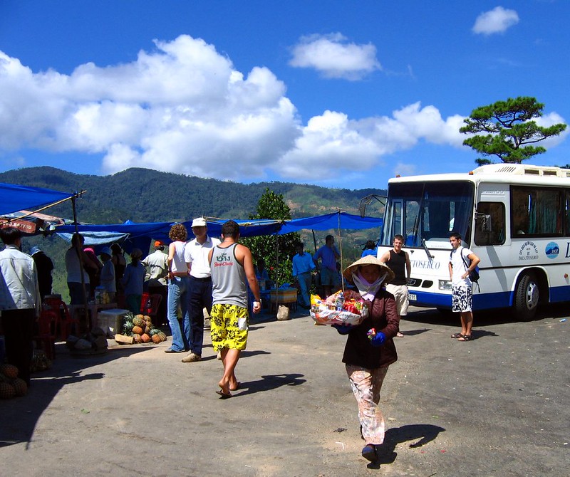 New Bus Route Connects Ha Long and Nanning, Boosting Tourism